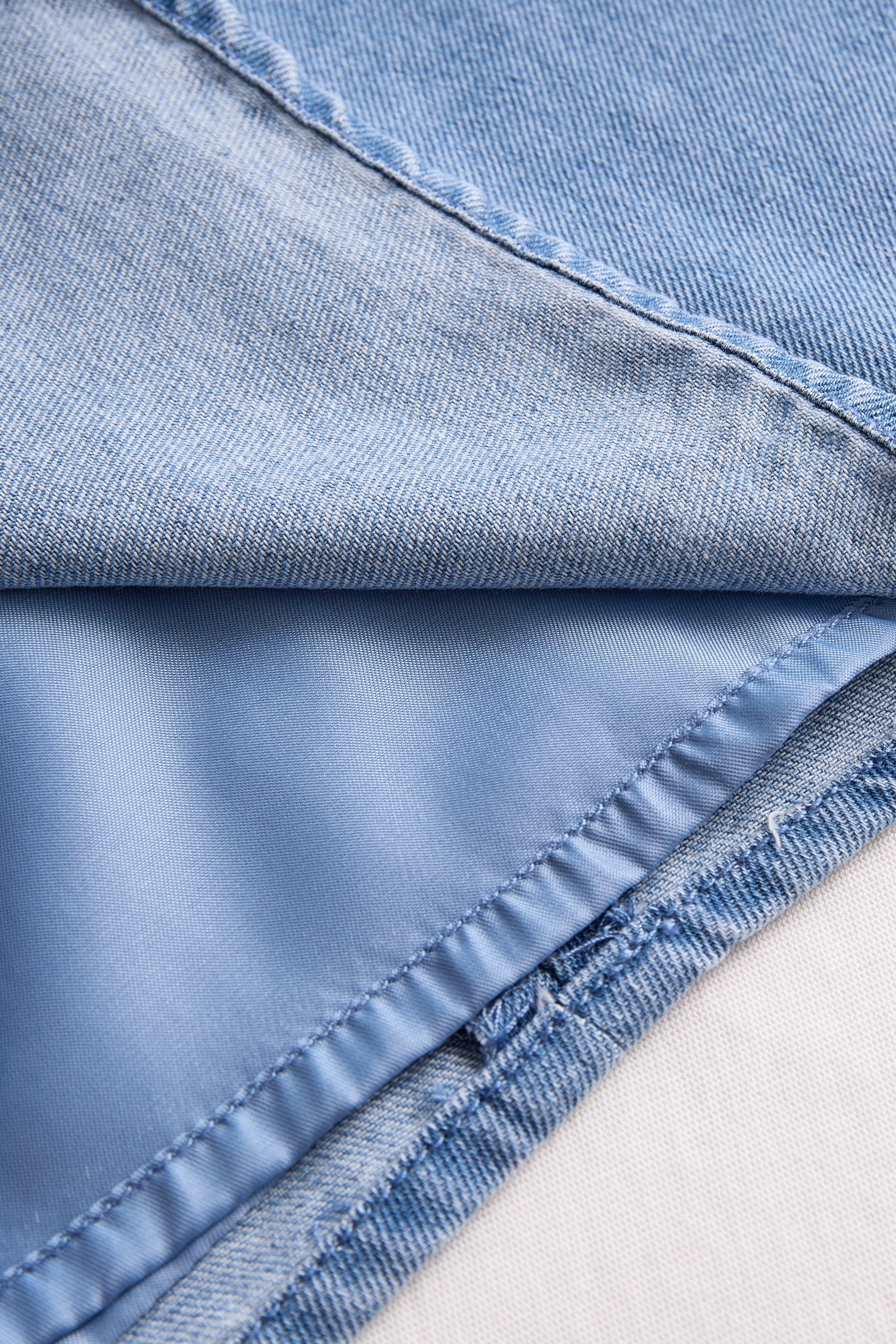 Stylish Sleeveless Halter Blouse with Neck Tie Detail