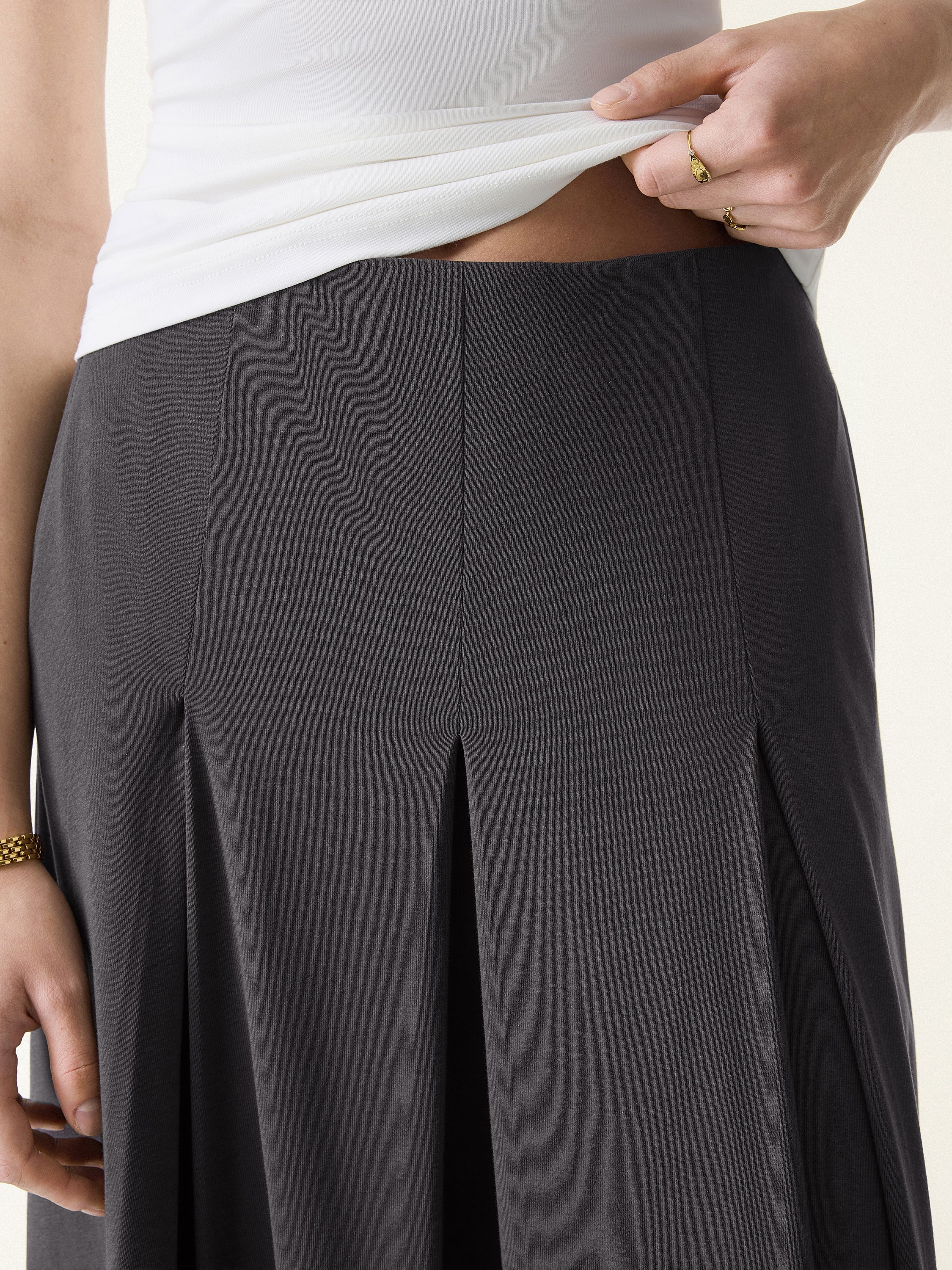 Stretchy Mid Rise A-line Pleated Skirt with Pockets