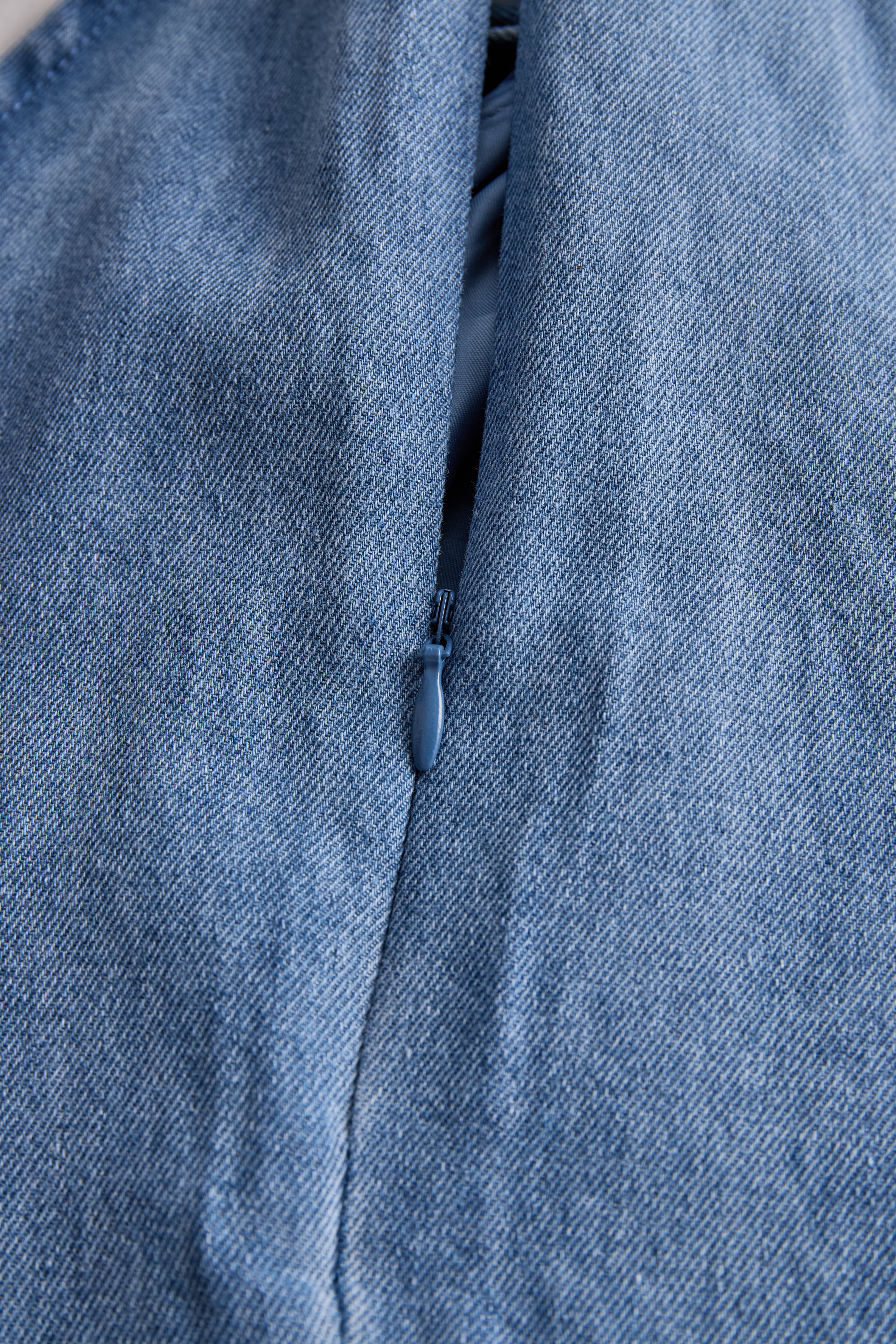 Stylish Sleeveless Halter Blouse with Neck Tie Detail