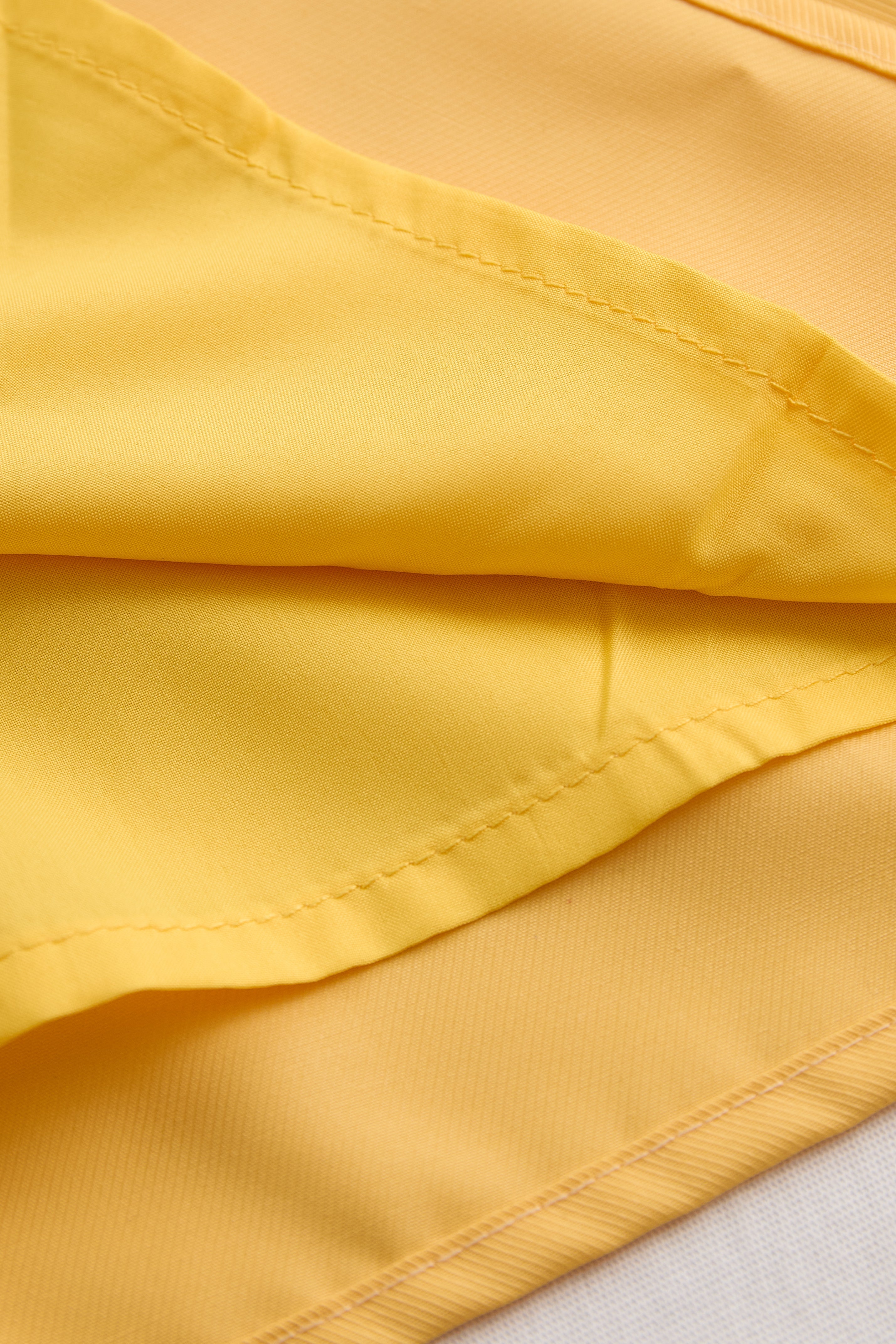 Stylish Sleeveless Halter Blouse with Neck Tie Detail